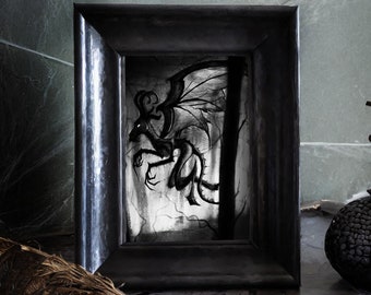 Puede incluir: Una ilustración enmarcada en blanco y negro de una criatura sombría con alas, sobre un fondo oscuro.