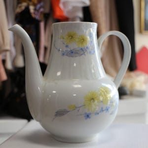 ヴィンテージ磁器の花柄ティーポット