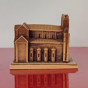 Vintage keramische kathedraalsouvenir – bronskleurige architecturale miniatuur