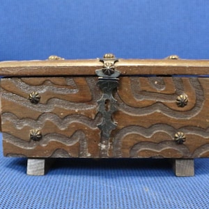 Coffre en bois miniature vintage
