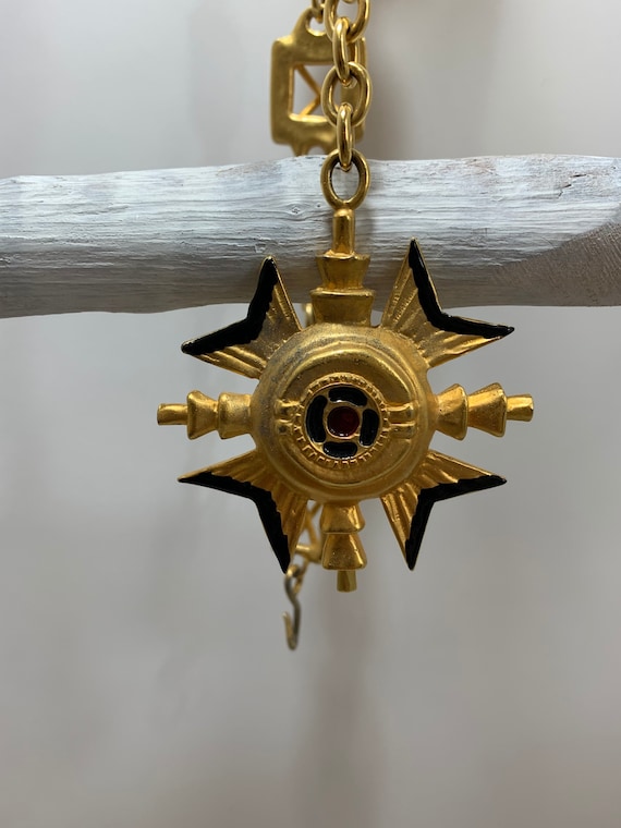 Vintage 1990’s Gold Tone Metal Medallion Chain Lin