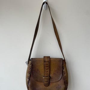 Bolso de hombro vintage estilo bohemio occidental de cuero con estampado floral de los años 70