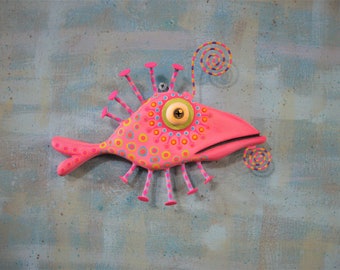 Arte de peces caprichosos, HECHO A PEDIDO, 'Sardina rosa', Talla de madera, Escultura de pared de objeto encontrado