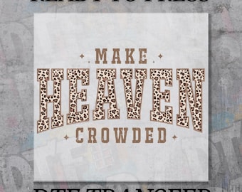 Puede incluir: Una transferencia DTF con el texto "READY TO PRESS" en la parte superior y "DTF TRANSFER" en la parte inferior. El diseño central presenta las palabras "MAKE HEAVEN CROWDED" en una fuente marrón con estampado de leopardo, con pequeños acentos de estrellas.