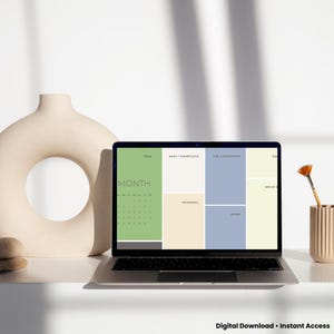 Può includere: Un computer portatile che mostra un'interfaccia di pianificazione digitale con sezioni etichettate come Month, Apps/Shortcuts, Top 3 Priorities, Personal, Work e Brain Dump. Lo schermo presenta un layout a blocchi di colore verde, beige e blu.