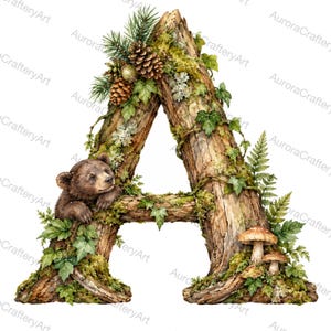 Pode incluir: Uma letra A decorativa construída com casca de árvore castanha texturizada, adornada com musgo verde, folhas de hera, agulhas de pinheiro e duas pinhas. Um pequeno urso castanho está aninhado no lado esquerdo, com dois cogumelos na base.