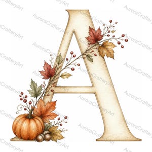 Op de afbeelding: Een grote, beige hoofdletter A versierd met herfstelementen. De letter is versierd met een feloranje pompoen, twee bruine eikels en een verzameling rode, oranje en gele esdoornbladeren bevestigd aan dunne, donkerbruine takken.