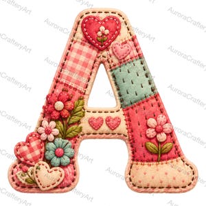 Puede incluir: Una letra A decorativa con un diseño de patchwork en texturas de tela rosa, roja y azul verdoso. La letra está adornada con aplicaciones cosidas de corazones y flores, incluyendo un gran corazón rojo en la parte superior.