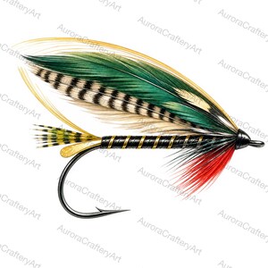 Pode incluir: Uma mosca de pesca com corpo preto envolto em fio dourado, um anzol de metal curvo e penas decorativas em tons de verde, castanho, preto e vermelho. O design inclui filamentos longos, finos e amarelo-dourados que se estendem do topo.