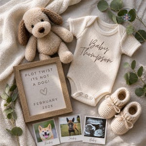 Könnte beinhalten: Eine Babyankündigung in neutralen Tönen mit einem Stoffhund, einem gerahmten Schild mit der Aufschrift "PLOT TWIST ITS NOT A DOG!", einem Baby-Body, Babyschuhen und drei Fotos. Der Body trägt die Aufschrift "Baby Thompson".