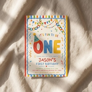 Op de afbeelding: Een rechthoekige verjaardagsuitnodiging met een aquarelontwerp, een blauwe geschulpte rand en kleurrijke strepen. De tekst luidt IT'S FUN TO BE ONE, JASON'S FIRST BIRTHDAY, inclusief details over de datum, tijd en locatie van het evenement.