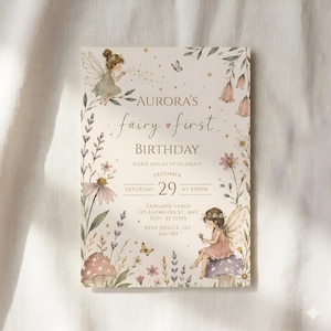 Könnte beinhalten: Eine bezaubernde Einladung zum ersten Geburtstag mit Feen-Thema. Das Design zeigt Aquarellillustrationen von Feen, Blumen und Pilzen. Der Text lautet "Aurora's fairy first birthday" mit Veranstaltungsdetails. Die Einladung ist von floralen Elementen umrahmt.