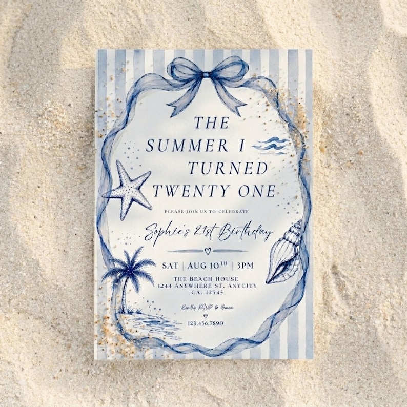 Puede incluir: Una tarjeta de invitaci&oacute;n de cumplea&ntilde;os rectangular con un fondo de rayas azules y blancas. Un marco de cinta de acuarela azul rodea el texto, que dice THE SUMMER I TURNED TWENTY ONE, Sophie's 21st Birthday y los detalles del evento.