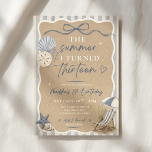 Può includere: Un biglietto d'invito di compleanno rettangolare con sfondo color sabbia e bordo a righe blu. Presenta illustrazioni di conchiglie, una stella marina e una sedia a sdraio sotto un ombrellone. Il testo recita: THE SUMMER I TURNED THIRTEEN, JOIN US TO CELEBRATE MADDIE'S 13TH BIRTHDAY, SAT AUG 10TH 3PM, THE SUMMER HOUSE 123 FISHER WAY COHASSET, MA 02025, RSVP TO LAUREL 555-555-5555.
