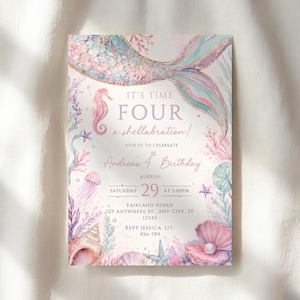 Peut inclure: Invitation d'anniversaire sur le thème des sirènes, aux couleurs pastel. Elle présente une queue de sirène, un hippocampe et des coquillages. Le texte indique "It's Time Four a shellabration" et les détails de l'événement.