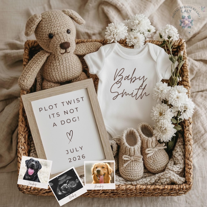 Puede incluir: Una cesta de mimbre contiene un perro de ganchillo beige, un body blanco con la inscripci&oacute;n "Baby Smith" y botines a juego. Un letrero enmarcado dice "Plot Twist Its Not A Dog!" con "July 2026" debajo. Se incluyen fotos de perros y una ecograf&iacute;a.