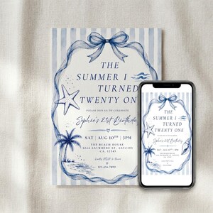Puede incluir: Una tarjeta de invitaci&oacute;n rectangular y un tel&eacute;fono inteligente que muestra el mismo dise&ntilde;o, con un fondo de rayas azules en acuarela, un lazo azul central, una estrella de mar, una palmera y el texto The Summer I Turned Twenty One.