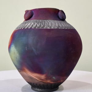 Vasija Aurora Fundida / Cerámica cocida Raku / Cobre iridiscente y forma griega color ciruela