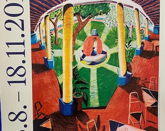 Può includere: Poster per una mostra di David Hockney, con un'illustrazione colorata di una scena all'aperto con una fontana, alberi ed elementi architettonici. Il poster include il testo "DAVID HOCKNEY" e le date "18.8.-18.11.2018".