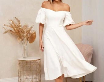 Vestido midi blanco con hombros descubiertos, escote corazón y mangas abullonadas para cócteles de verano
