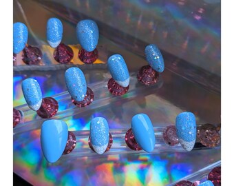 Besneeuwde glitterpers op de nagels