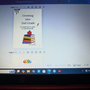 Peut inclure: Une page de document num&eacute;rique intitul&eacute;e Growing into 2nd Grade, First Month back to school 1st Grade Review Unit. La page pr&eacute;sente une pile de livres color&eacute;s surmont&eacute;e d'une pomme rouge, un petit crayon orange et une rang&eacute;e de crayons de couleur.