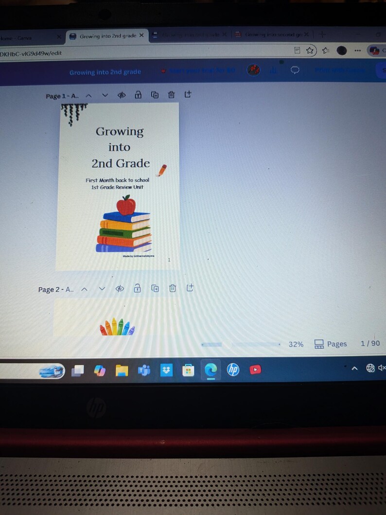 Peut inclure: Une page de document num&eacute;rique intitul&eacute;e Growing into 2nd Grade, First Month back to school 1st Grade Review Unit. La page pr&eacute;sente une pile de livres color&eacute;s surmont&eacute;e d'une pomme rouge, un petit crayon orange et une rang&eacute;e de crayons de couleur.