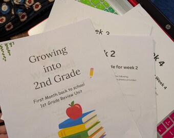 Może przedstawiać: Stos białych arkuszy edukacyjnych zatytułowanych Growing into 2nd Grade First Month back to school 1st Grade Review Unit. Na stronie tytułowej znajduje się grafika czerwonego jabłka leżącego na stosie niebieskich, żółtych, zielonych i pomarańczowych książek.