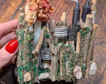 Handgemaakte decoratiehouder in bosstijl met mos, takjes en stenen | Rustieke bosdecoratie | Fairycore cadeau