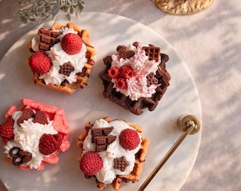 Handmade waffle candle with raspberries and cream made from rapeseed wax | Birthday candle | Vegan candle | Gift idea | Birthday present