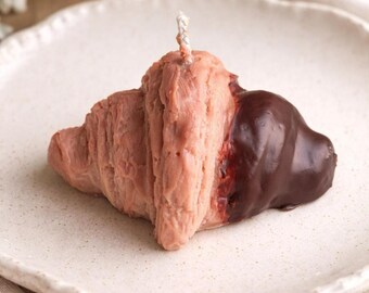 Chocolate Croissant Candle – Handmade croissant candle made from rapeseed wax | Realistic pastry decoration | Gift idea | Chocolate candle | Food candle