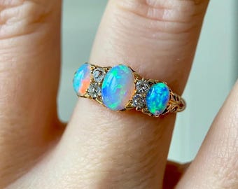 18kt gouden antieke opaal en diamanten ring