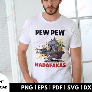 Puede incluir: Camiseta blanca con un gráfico que presenta un personaje de dibujos animados mandaloriano y Grogu, con el texto "PEW PEW MADAFAKAS". El diseño incluye un bláster y una explosión estilizada. La camiseta es una descarga digital.
