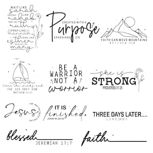 Puede incluir: Una colecci&oacute;n de citas y frases inspiradoras en blanco y negro. Las citas incluyen "Creado con un prop&oacute;sito", "La fe puede mover monta&ntilde;as" y "Ella es fuerte". Otras frases incluyen "S&eacute; un guerrero, no un guerrero" y "Est&aacute; terminado".