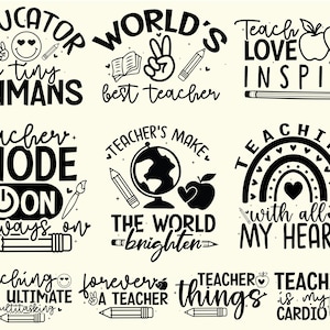 K&ouml;nnte beinhalten: Eine Sammlung von schwarz-wei&szlig;en Designs zum Thema Lehrer. Die Designs enthalten S&auml;tze wie "Erzieher kleiner Menschen", "Bester Lehrer der Welt" und "Lehren, Lieben, Inspirieren". Jedes Design zeigt Bleistifte, &Auml;pfel und andere verwandte Grafiken.