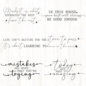 Pu&ograve; includere: Una raccolta di quattro citazioni ispiratrici in elegante scrittura corsiva su uno sfondo bianco effetto legno. Le citazioni includono frasi come "Mindset is what separates the best" e "Life isn't waiting for the storm to pass."