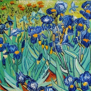 Pode incluir: Uma pintura impressionista de um jardim cheio de vibrantes íris azuis. As flores têm centros amarelos e são cercadas por longas folhas verdes. Flores laranja ao fundo, com uma borda verde.