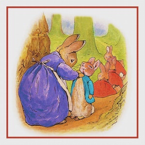 Könnte beinhalten: Ein Kreuzstichmuster mit einem braunen Kaninchen in einem violetten Kleid, das den Kragen eines kleineren braunen Kaninchens in einer blauen Jacke richtet. Drei weitere kleine braune Kaninchen in roten Jacken sitzen auf einem Waldweg.