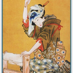 Puede incluir: Grabado en madera japonés que representa a una mujer con vestimenta tradicional trabajando con una herramienta de madera. La mujer lleva un kimono estampado, una chaqueta marrón y un tocado. El fondo es de color amarillo liso.