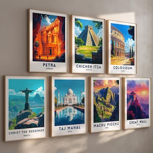 Peut inclure: Sept tirages d'art encadrés représentant des monuments emblématiques : Petra, Chichen Itza, Colisée, Christ Rédempteur, Taj Mahal, Machu Picchu et Grande Muraille de Chine. Chaque tirage a une bordure blanche et un cadre doré.