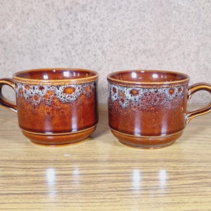 Pair of Vintage Brown Glazed Stoneware Mugs – Earthy Retro Ceramic Cups, Speckled Glaze, Coffee or Tea – 1970s Style