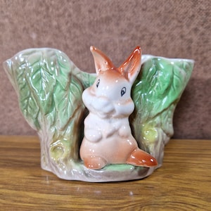 Conejito de cerámica vintage Honsea en maceta de madera: figura de animal del bosque de mediados de siglo, adorable adorno de conejo, decoración cottagecore