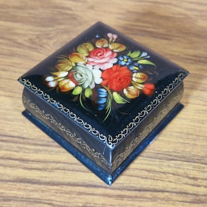 Joyero vintage de laca rusa con diseño floral pintado a mano, firmado por G. Maikova