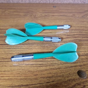 Vintage Tex Flight Darts – Set of 3 Green Plastic Flights with Metal Tips – Retro Bar Games, Pub Collectible, 1970s Style
