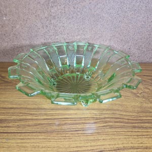 Vintage green depression glass bowl – starburst cut pattern dish – pressed glass footed fruit bowl