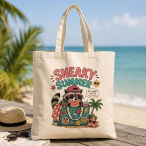 Puede incluir: Un bolso de tela color crema con un gráfico de un mapache con gafas de sol y una gorra rosa, comiendo sandía. El texto dice SNEAKY SUMMER y NOT SORRY, JUST ON VACATION. El diseño incluye una palmera, una estrella de mar y un bolso más pequeño.