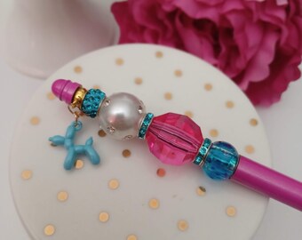 Lichtblauwe ballonhond bedel pen met accentkralen en donkerroze metalen pennenhouder