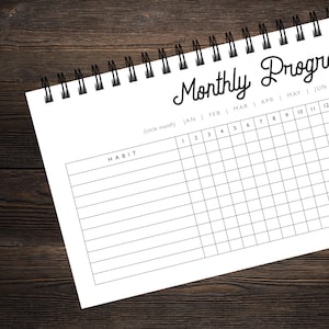 Może przedstawiać: Czarno-biały, drukowalny miesięczny tracker nawyk&oacute;w z tekstem "Monthly Program" i "HABIT" u g&oacute;ry. Tracker ma kolumny dla każdego miesiąca roku, od stycznia do czerwca, oraz wiersze dla każdego dnia miesiąca.