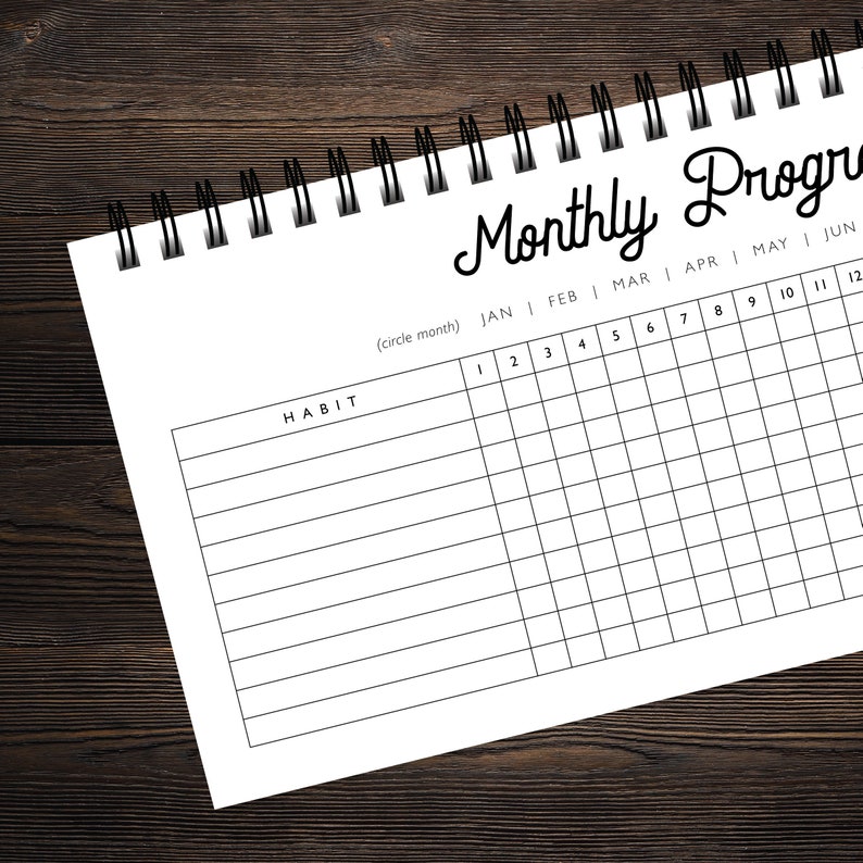 Może przedstawiać: Czarno-biały, drukowalny miesięczny tracker nawyk&oacute;w z tekstem "Monthly Program" i "HABIT" u g&oacute;ry. Tracker ma kolumny dla każdego miesiąca roku, od stycznia do czerwca, oraz wiersze dla każdego dnia miesiąca.
