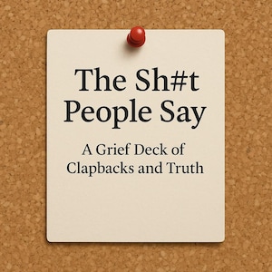 Könnte beinhalten: Eine beige rechteckige Karte, die mit einer roten Reißzwecke an einer Korktafel befestigt ist. Auf der Karte steht in fetter, schwarzer Schrift "The Sh#t People Say". Darunter steht in kleinerer Schrift "A Grief Deck of Clapbacks and Truth".